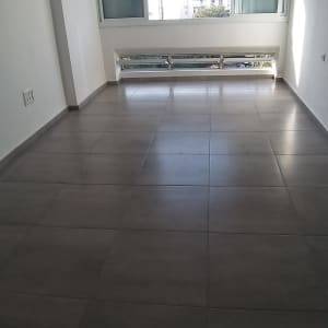 רצפה נקייה בחדר ריק עם חלונות גדולים