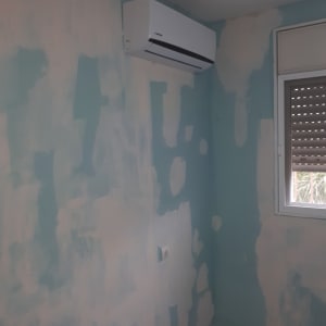 קיר צבוע חלקית בגווני כחול ולבן