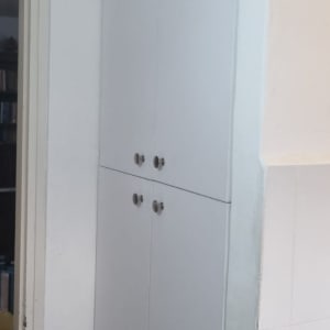 ארון לבן עם ידיות מתכת