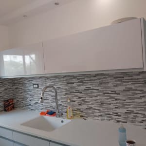 כיור מטבח עם ברז, סבון כלים ומטלית