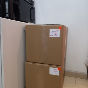 שתי קופסאות קרטון עם תוויות על הרצפה