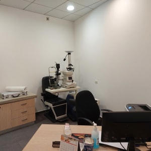 חדר עם ציוד רפואי ומחשב על שולחן