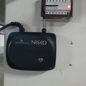 מטען חשמלי עם לוח חשמל פתוח וקווים חשמליים