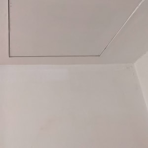 פתח תקרה מגבס עם מסגרת ברורה