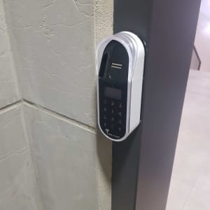 מנעול דיגיטלי עם לוח מקשים וטביעת אצבע