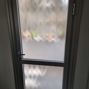 דלת זכוכית חלבית עם ידית מתכת