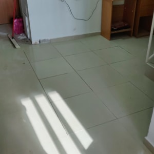 רצפה מרוצפת, דלי צבע ומטאטא