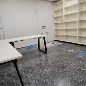 חדר עם מדפים, שולחנות וסולם