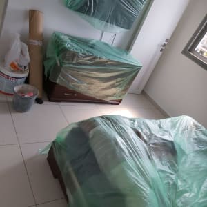 חפצים מכוסים בניילון ירוק, דלי צבע, גליל קרטון