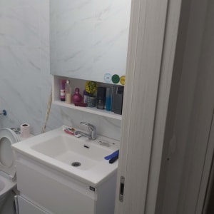 כיור עם כלים, מברג על השיש, מקלחת