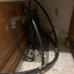 צינורות שחורים עם מחברים מתחת לכיור