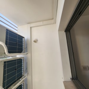 יחידות חיצוניות של מזגן עם צינורות לבנים