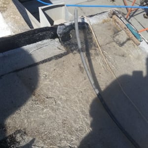 גג עם צינורות ואיטום זפת