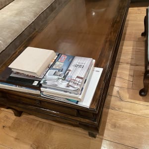 שולחן עץ עם ספרים ומגזינים מונחים עליו