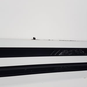 פתחי אוורור של מזגן על קיר לבן