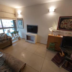 קיר גבס עם טלוויזיה תלויה ומנורה