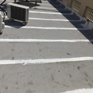 פסי איטום לבנים על גג בטון אפור