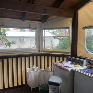 מרפסת עם סוככים בצבע בז