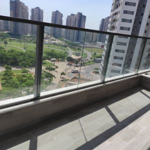 מרפסת עם רצפה נקייה ומעקה זכוכית