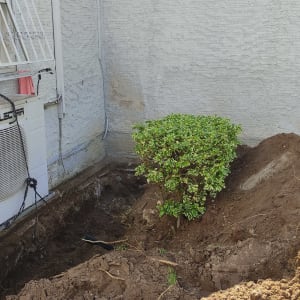 חפירה ליד קיר עם מזגן חיצוני