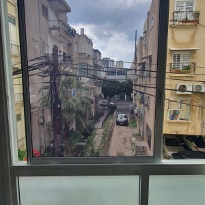 חלון זכוכית עם נוף עירוני ברקע