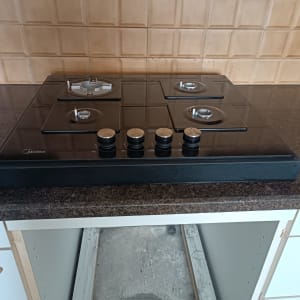 משטח שיש כהה עם כיריים גז