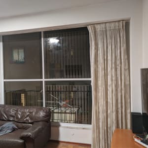 חלון אלומיניום עם מסגרת לבנה ווילון בצד