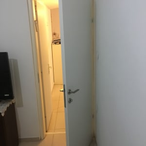 דלת לבנה פתוחה למחצה עם ידית מתכת