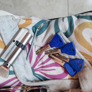 מנעול גלילי, מפתח ברגים ושלושה מפתחות כחולים