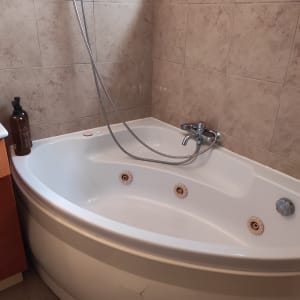 אמבטיה עם ברז ומקלחת יד