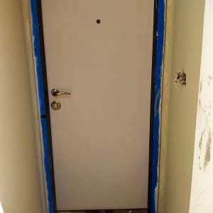 דלת עם מסגרת כחולה בתהליך צביעה