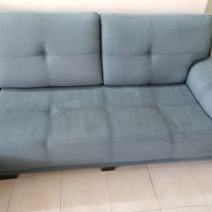 ספה כחולה נקייה על רצפת קרמיקה