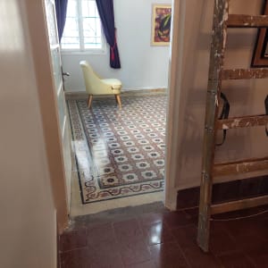 סולם עץ עומד ליד קיר בחדר