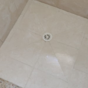 רצפת מקלחת עם ניקוז עגול במרכז