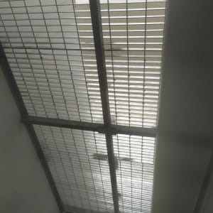 מסגרת מתכת עם סורגים אופקיים ואנכיים