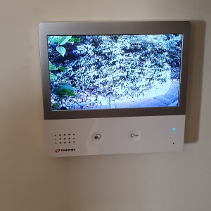 מסך תצוגה של מצלמת אבטחה על קיר