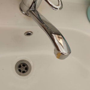 ברז כרום בכיור עם ניקוז פתוח