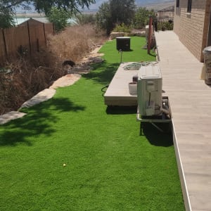 דשא סינתטי, צינור השקיה, עציץ על דק עץ