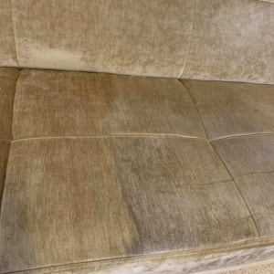 ספה עם כתמים לפני ניקוי