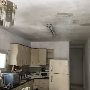 תקרה וקירות עם סימני תיקון וצביעה חלקית