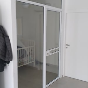 דלת אלומיניום עם זכוכית בחדר פנימי