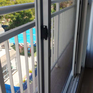 מסגרת אלומיניום של דלת הזזה עם ידית