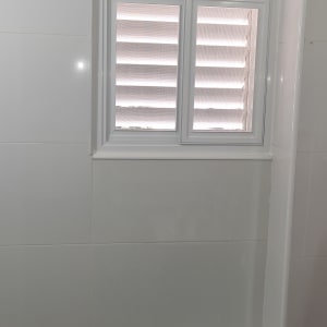 חלון אלומיניום קטן עם תריסים