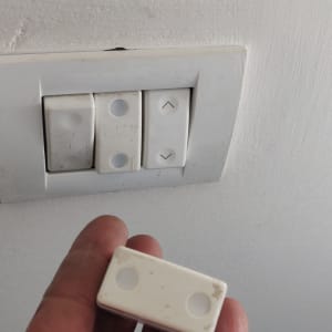 מתגי תריסים חשמליים עם חיצים למעלה ולמטה