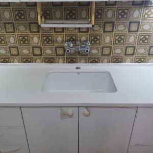 שיש לבן עם כיור מובנה במטבח