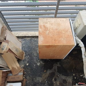 קרטונים וקרשים על רצפת מרפסת