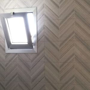 חלון אלומיניום פתוח בקיר אריחים