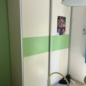 ארון בגדים עם דלתות הזזה וסולם קטן