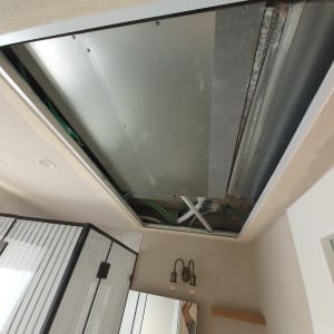 תקרת גבס פתוחה עם צינורות ירוקים ואלומיניום