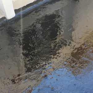 ציפוי איטום שחור על משטח ליד חלון